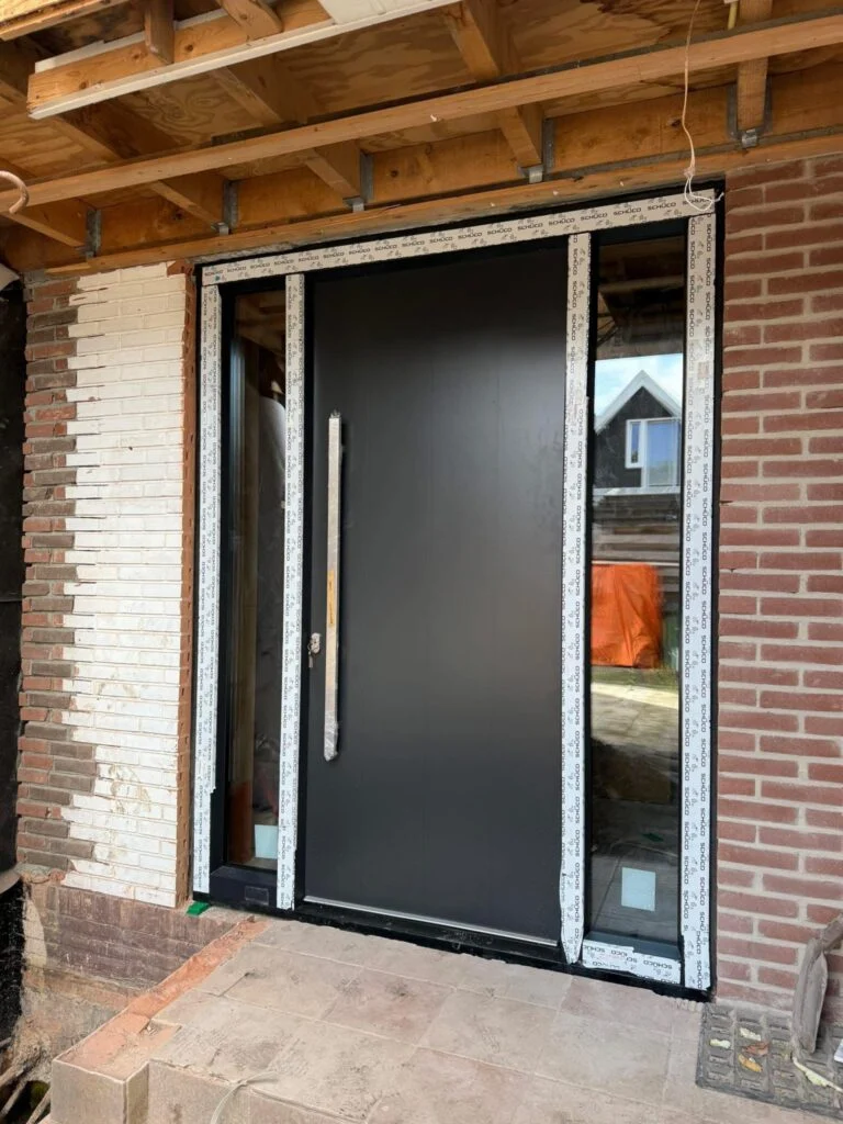Door Vijfsterrenhuis geplaatste kunststof kozijnen, ramen en rolluiken in Flevoland