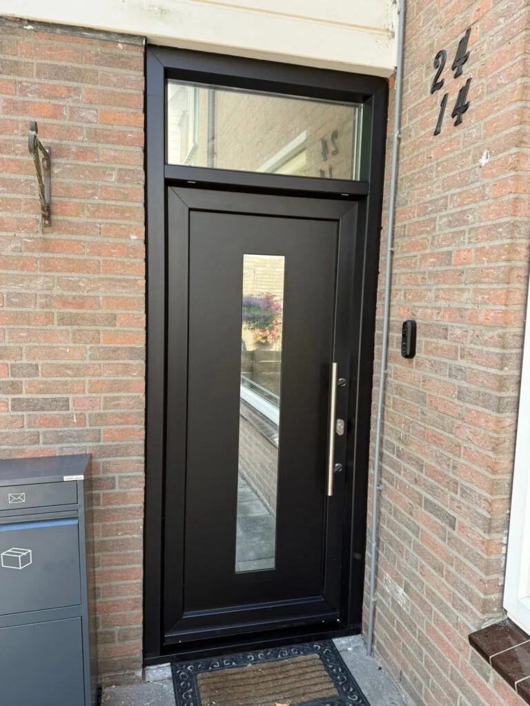 Door Vijfsterrenhuis geplaatste kunststof kozijnen, ramen en rolluiken in Flevoland