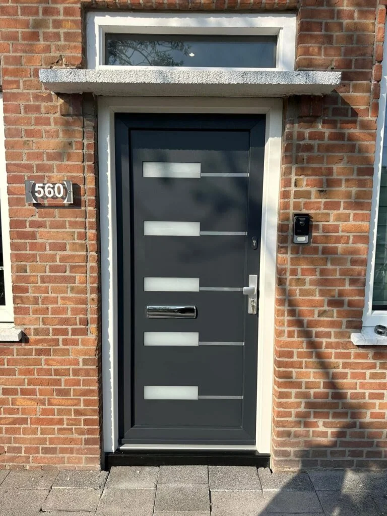 Door Vijfsterrenhuis geplaatste kunststof kozijnen, ramen en rolluiken in Flevoland
