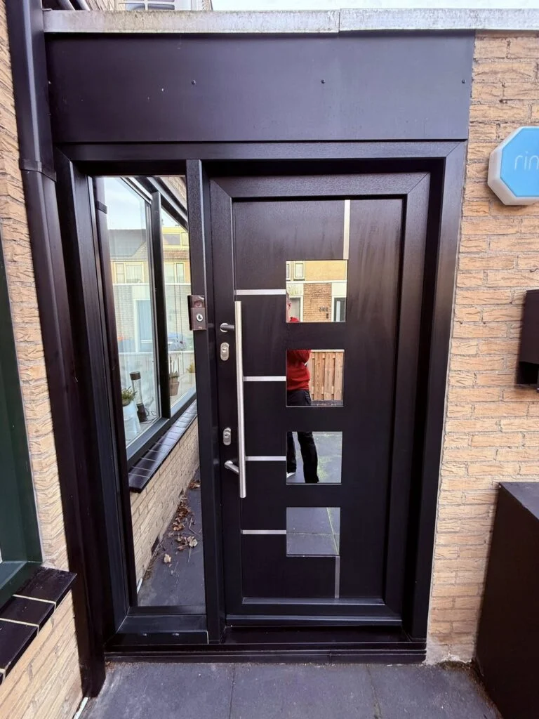 Door Vijfsterrenhuis geplaatste kunststof kozijnen, ramen en rolluiken in Flevoland