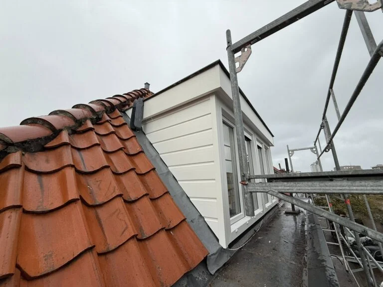 Door Vijfsterrenhuis geplaatste kunststof kozijnen, ramen en rolluiken in Flevoland
