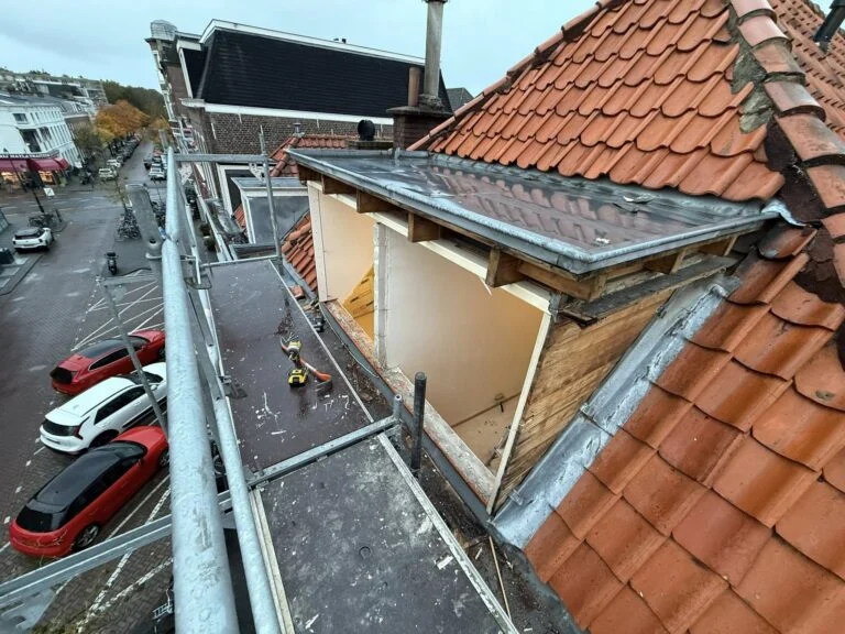 Door Vijfsterrenhuis geplaatste kunststof kozijnen, ramen en rolluiken in Flevoland