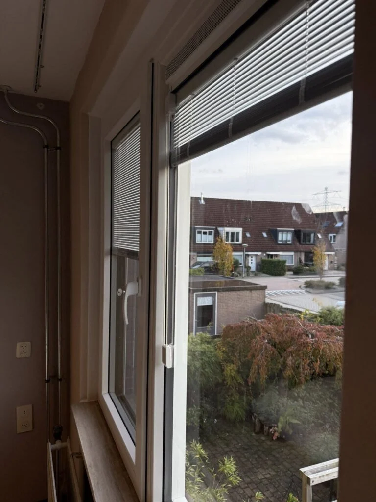 Door Vijfsterrenhuis geplaatste kunststof kozijnen, ramen en rolluiken in Flevoland