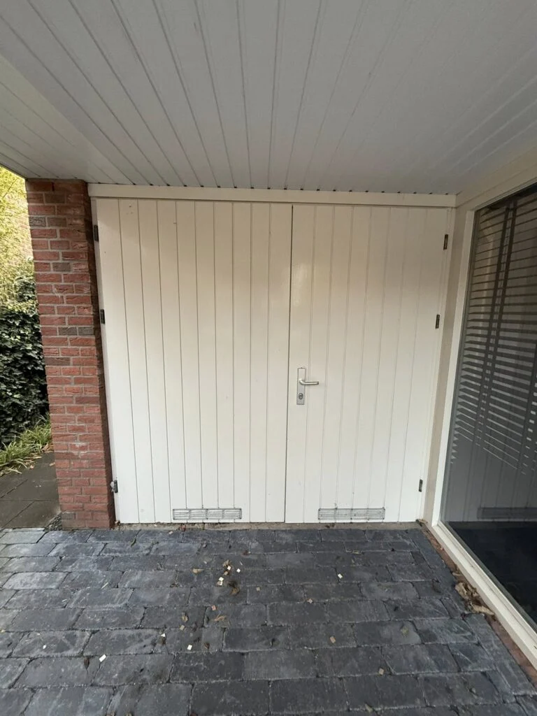 Door Vijfsterrenhuis geplaatste kunststof kozijnen, ramen en rolluiken in Flevoland