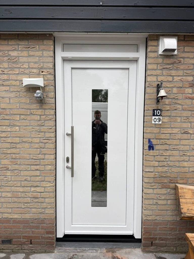 Door Vijfsterrenhuis geplaatste kunststof kozijnen, ramen en rolluiken in Flevoland
