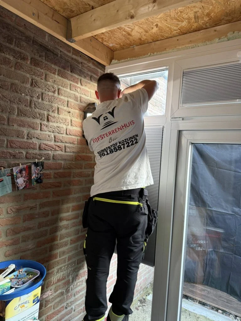 Door Vijfsterrenhuis geplaatste kunststof kozijnen, ramen en rolluiken in Flevoland