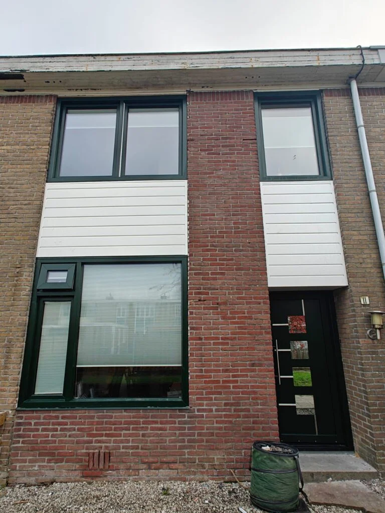 Door Vijfsterrenhuis geplaatste kunststof kozijnen, ramen en rolluiken in Flevoland