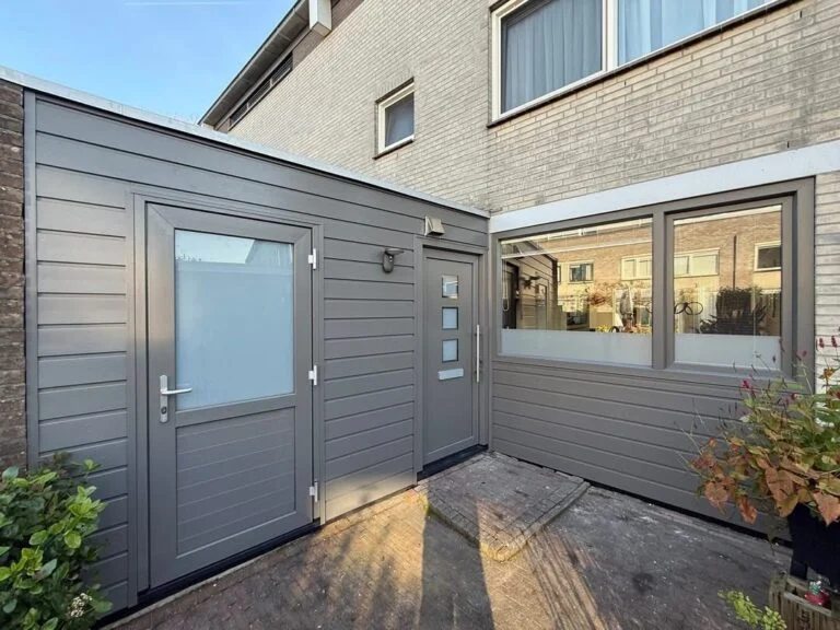 Door Vijfsterrenhuis geplaatste kunststof kozijnen, ramen en rolluiken in Flevoland