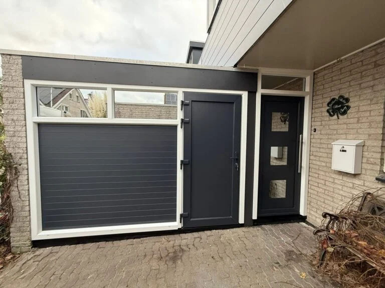 Door Vijfsterrenhuis geplaatste kunststof kozijnen, ramen en rolluiken in Flevoland