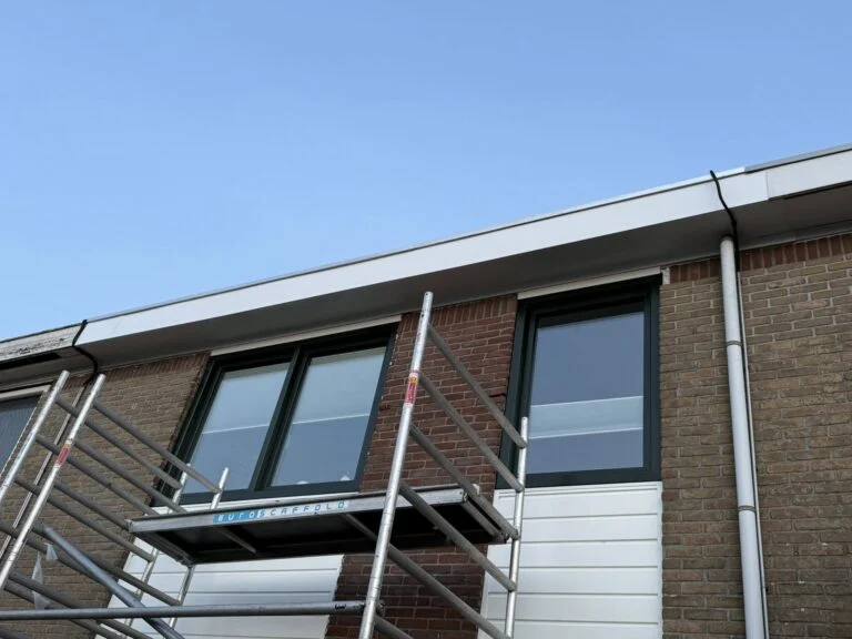 Door Vijfsterrenhuis geplaatste kunststof kozijnen, ramen en rolluiken in Flevoland