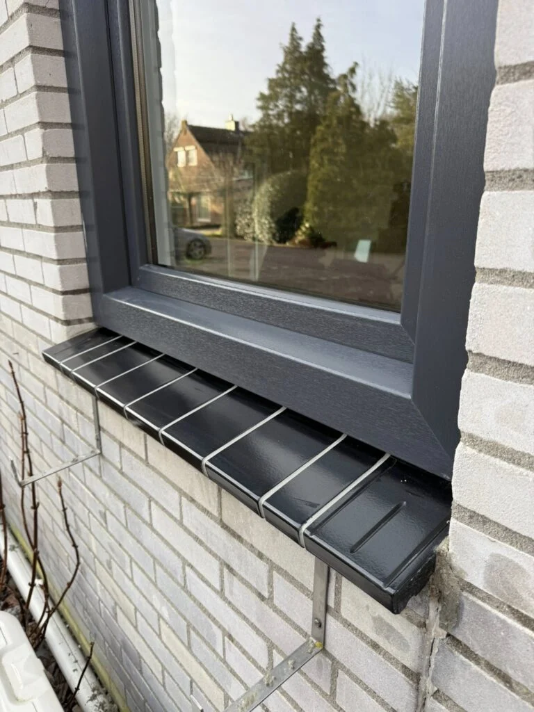 Door Vijfsterrenhuis geplaatste kunststof kozijnen, ramen en rolluiken in Flevoland