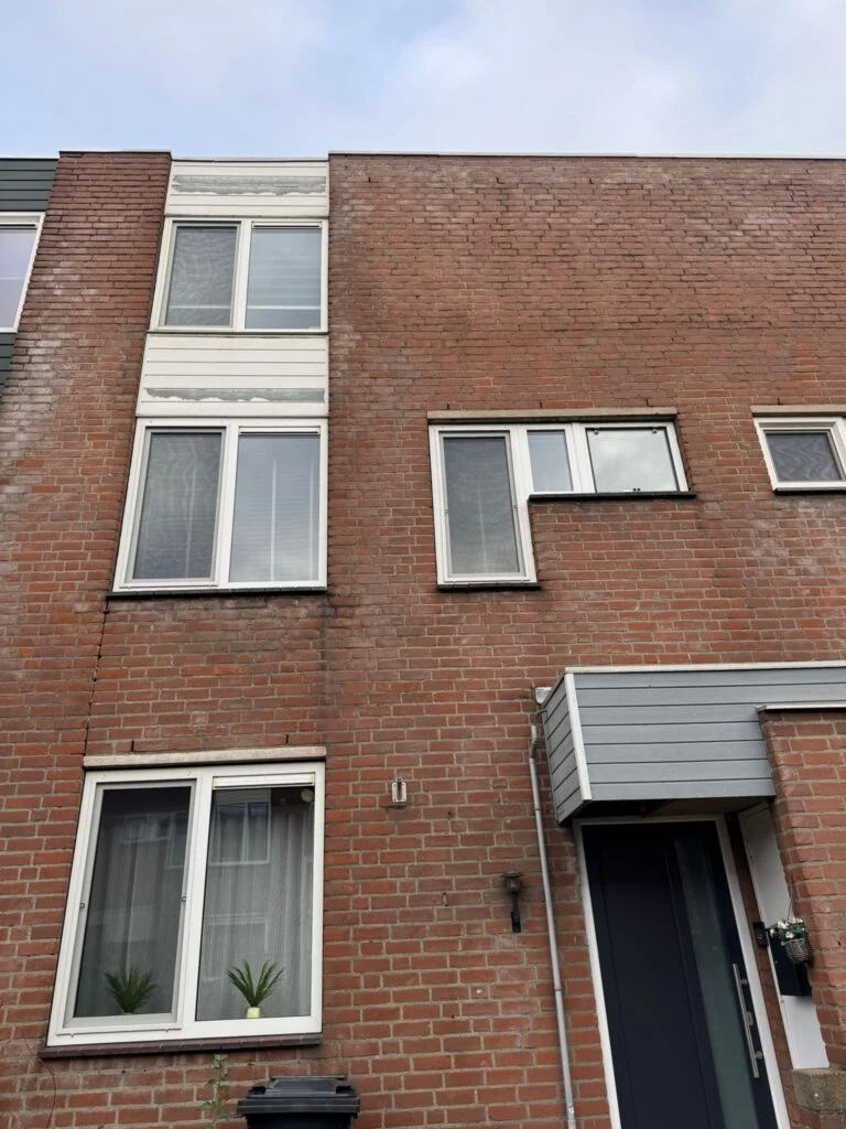 Door Vijfsterrenhuis geplaatste kunststof kozijnen, ramen en rolluiken in Flevoland