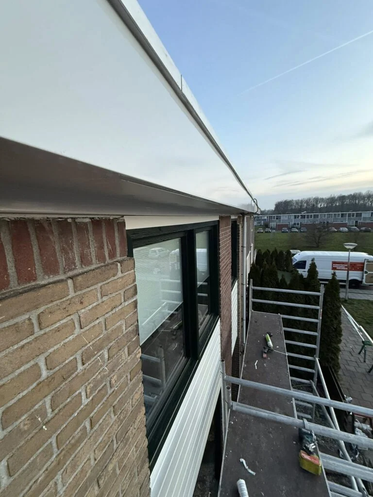 Door Vijfsterrenhuis geplaatste kunststof kozijnen, ramen en rolluiken in Flevoland
