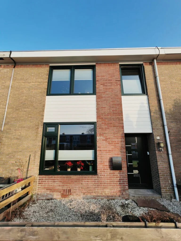 Door Vijfsterrenhuis geplaatste kunststof kozijnen, ramen en rolluiken in Flevoland