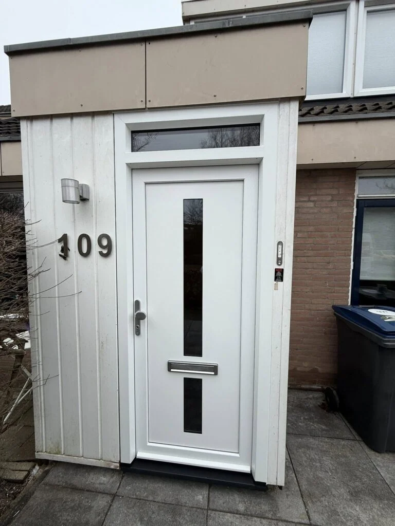 Door Vijfsterrenhuis geplaatste kunststof kozijnen, ramen en rolluiken in Flevoland