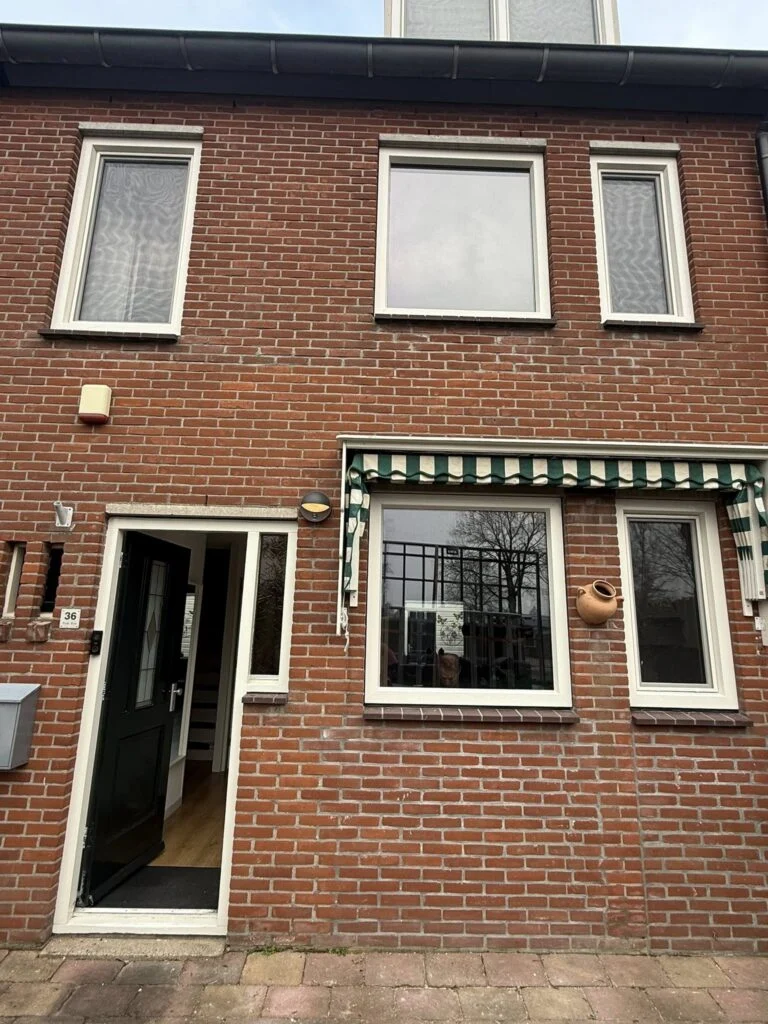 Door Vijfsterrenhuis geplaatste kunststof kozijnen, ramen en rolluiken in Flevoland