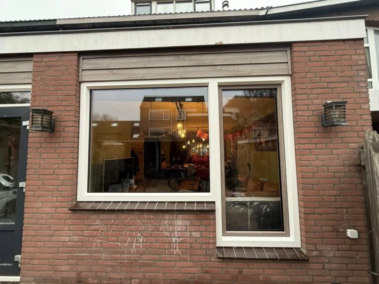 Door Vijfsterrenhuis geplaatste kunststof kozijnen, ramen en rolluiken in Flevoland