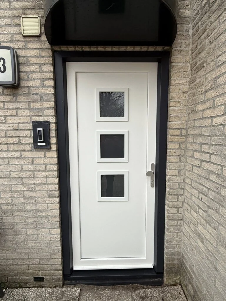 Door Vijfsterrenhuis geplaatste kunststof kozijnen, ramen en rolluiken in Flevoland