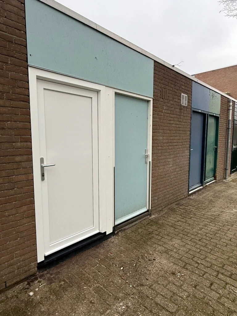 Door Vijfsterrenhuis geplaatste kunststof kozijnen, ramen en rolluiken in Flevoland