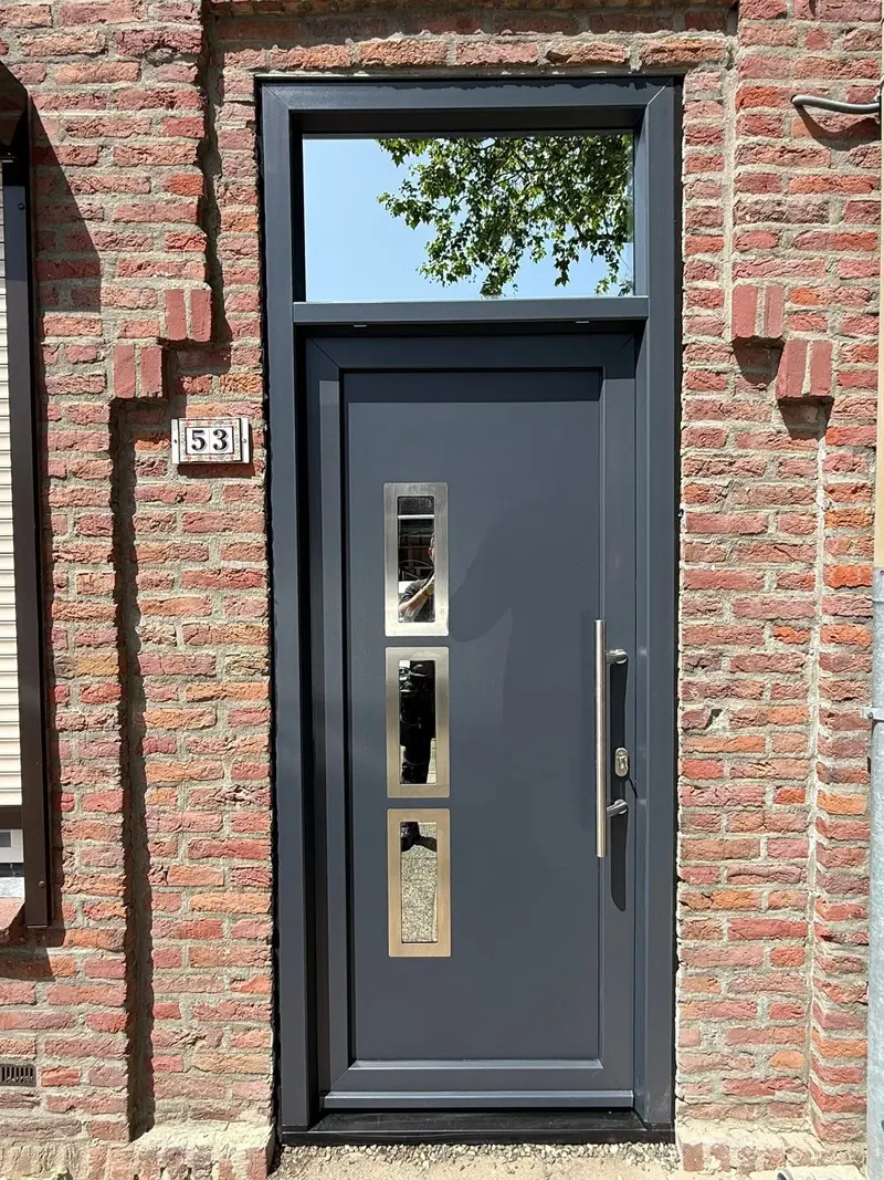 Moderne voordeur op maat, vakkundig geplaatst door Vijfsterrenhuis